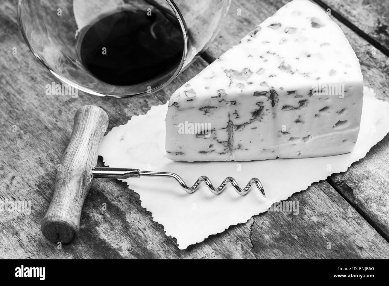 Formaggio con stampo, cavatappi e wineglass. Immagine in bianco e nero di vino e formaggio sfondo Foto Stock