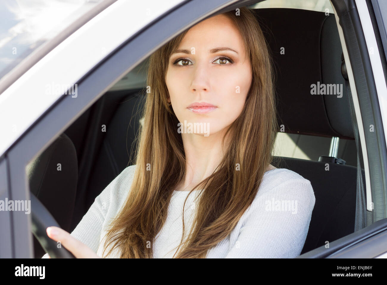 Giovane donna gravi in auto. Bellezza caucasica ragazza adulto guidare un auto Foto Stock