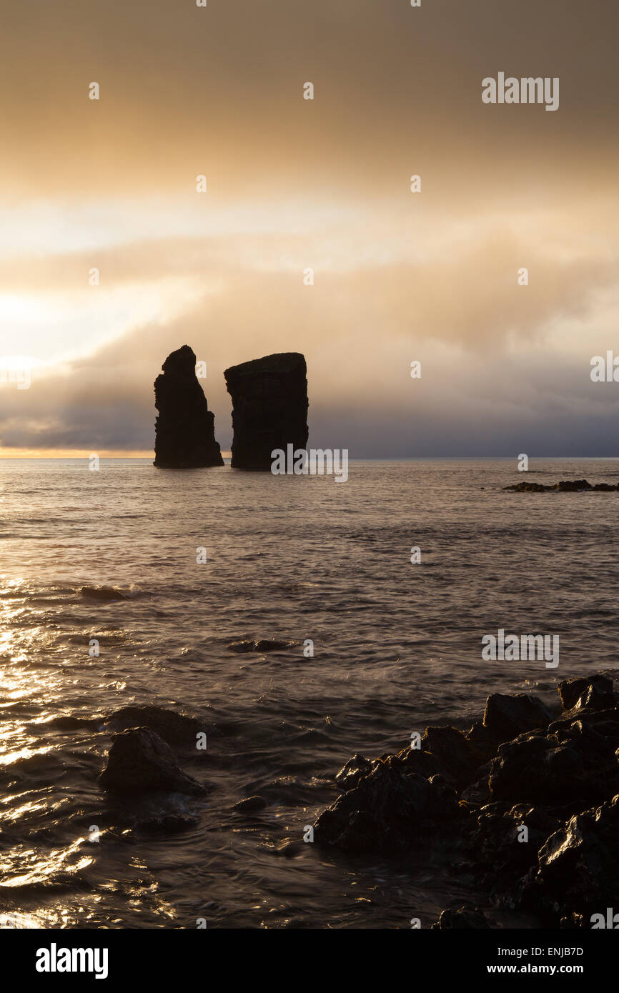 Costa drammatico e la famosa roccia a Mosteiros,Sao Miguel, Azzorre Foto Stock