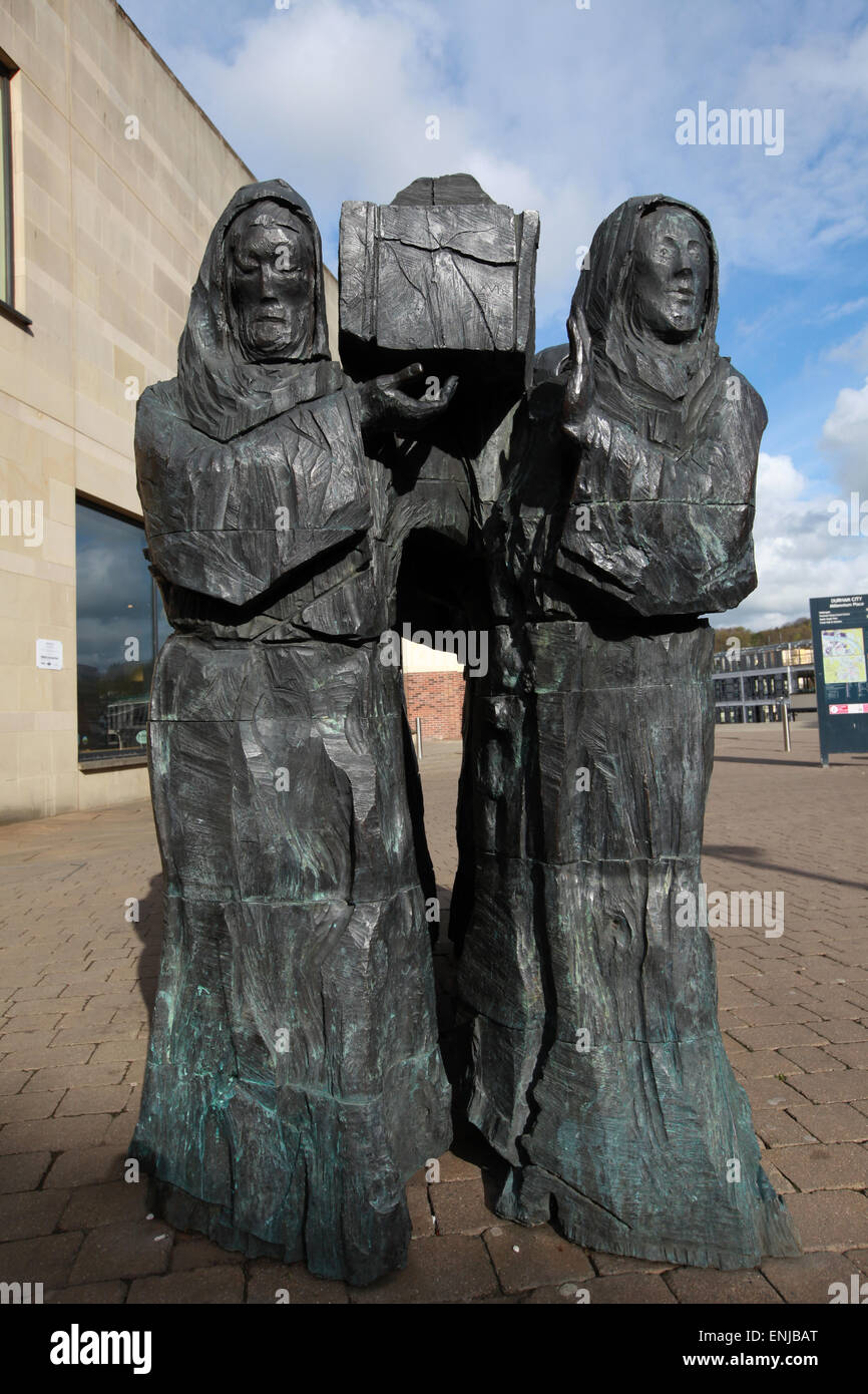 Il viaggio della scultura da Fenwick Lawson, monaci carriyng la bara di St Cuthbert, in luogo del millennio in Durham Regno Unito Foto Stock