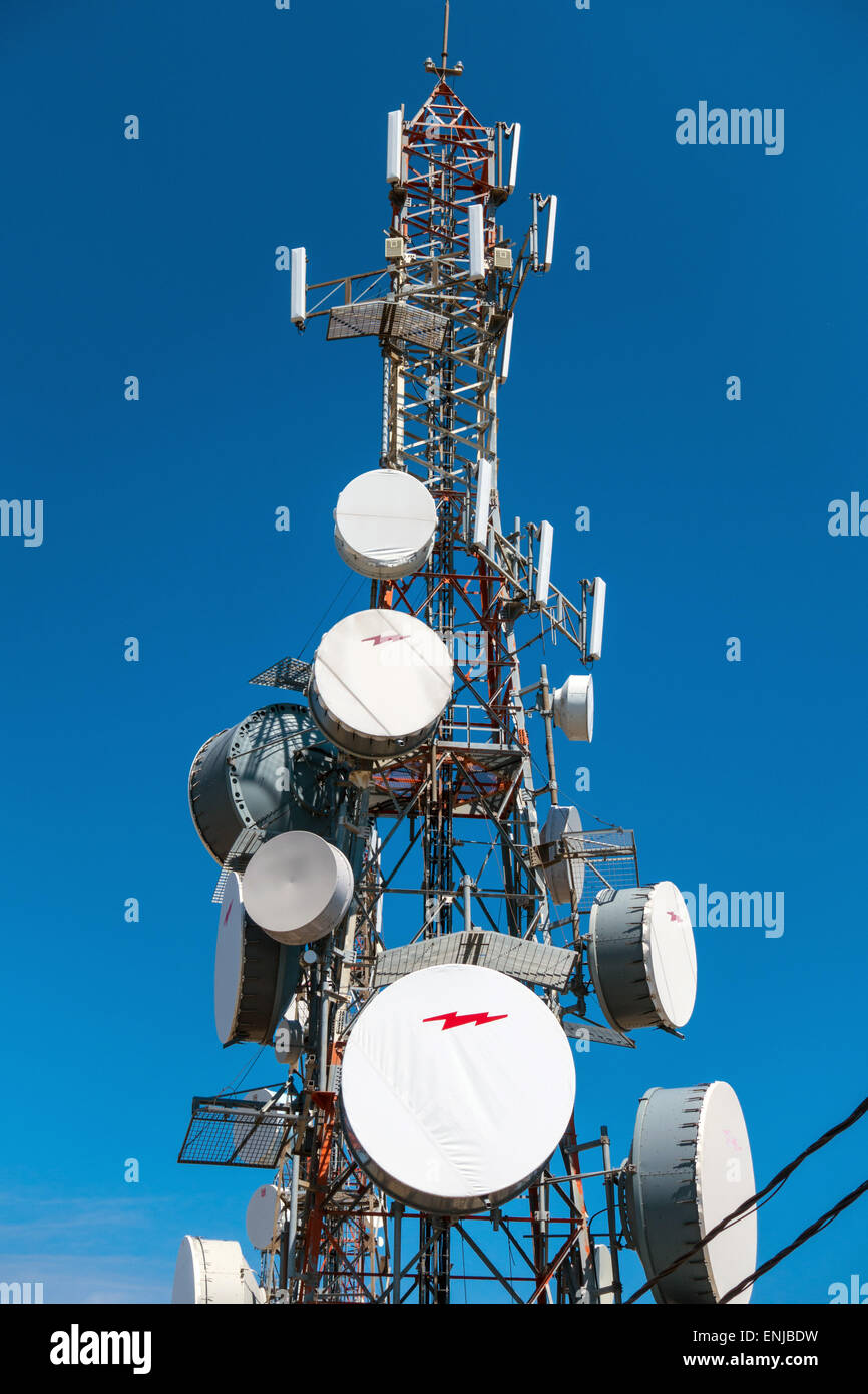 Antenne di comunicazione e i piatti su hill top Grecia Foto Stock