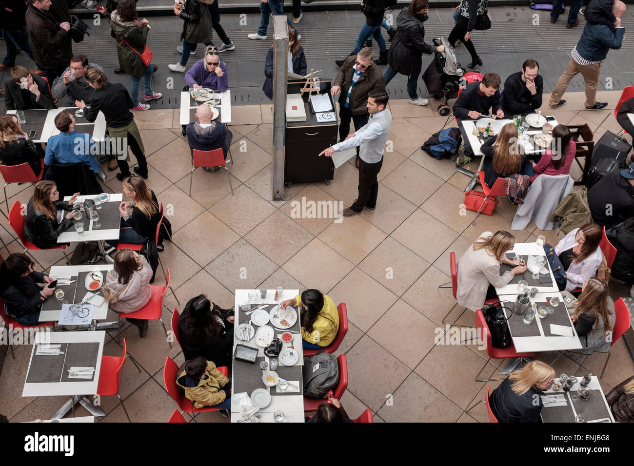 Cameriere accoglie i clienti nel ristorante all'aperto,South Bank,Londra,Inghilterra Foto Stock