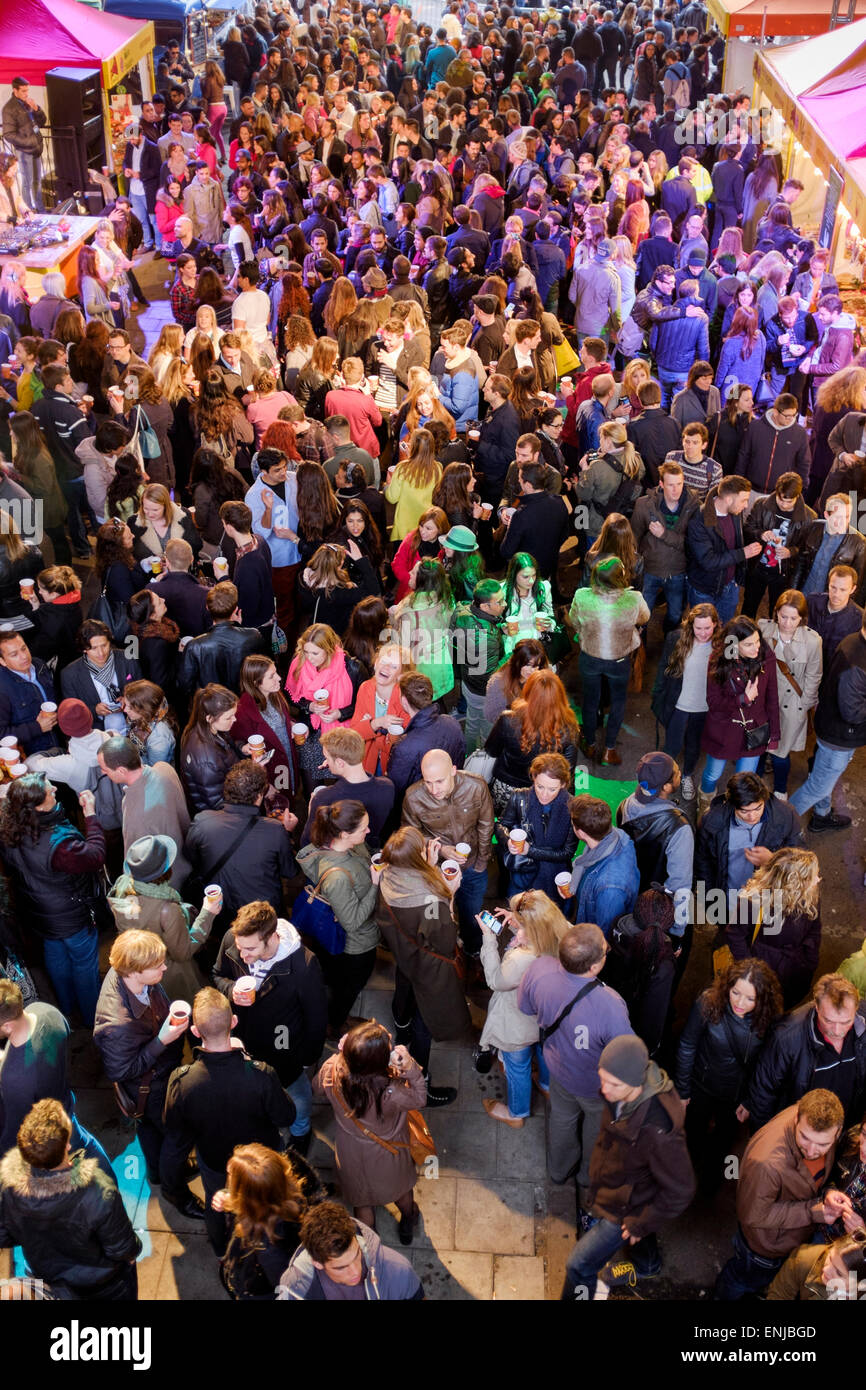 Le persone aventi una bevanda ,South Bank,Londra,Inghilterra Foto Stock