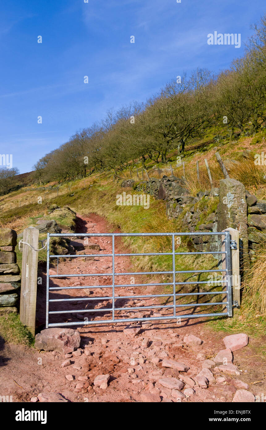 Metallo galvanizzato sul gate di un diritto del pubblico di modo, Dane Valley, il Parco Nazionale di Peak District, Staffordshire, England, Regno Unito Foto Stock