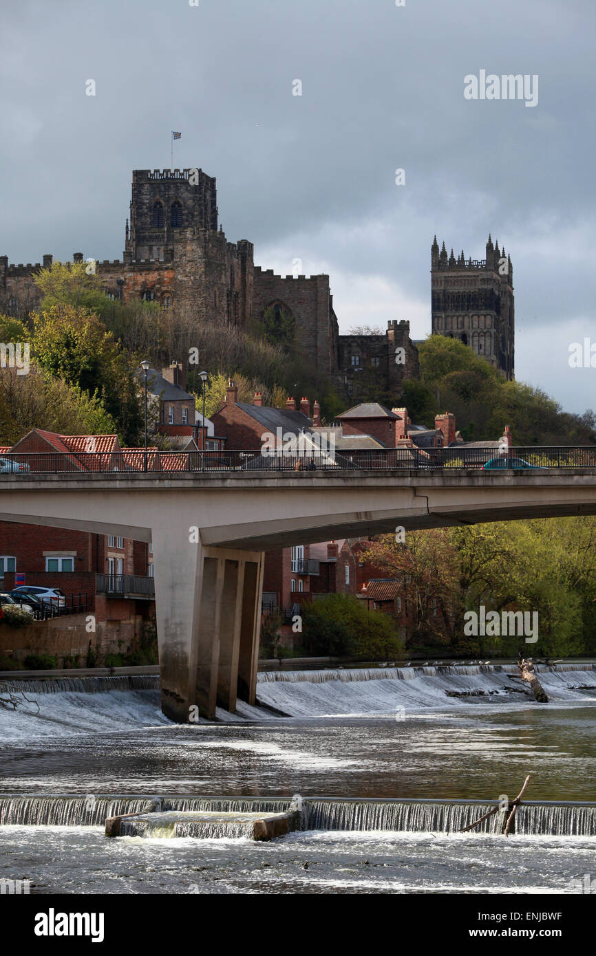 Framwellgate diga sul fiume usura in Durham City Centre con Durham cattedrale e castello di Durham in background Foto Stock