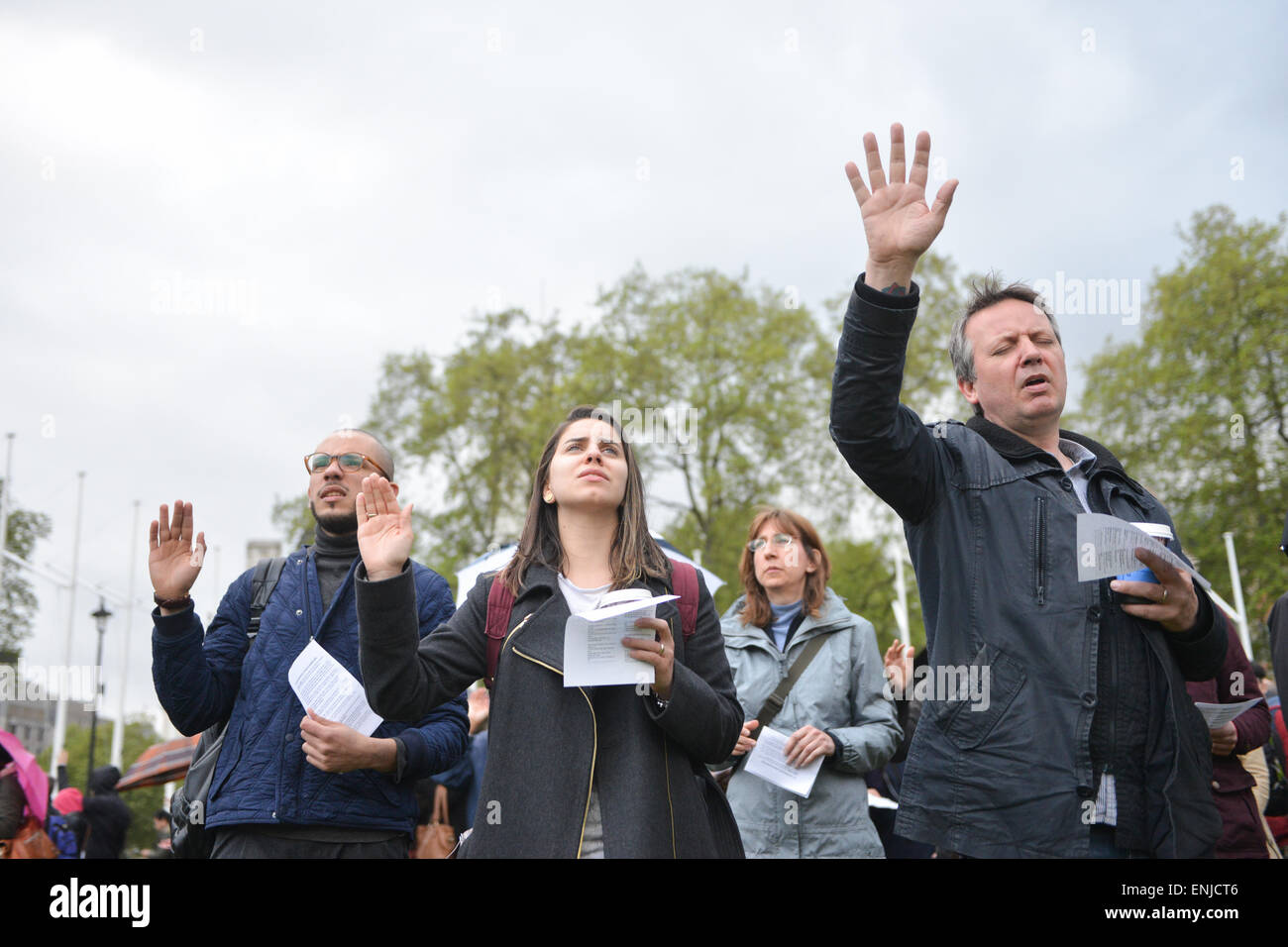 La piazza del Parlamento, Londra, Regno Unito. Il 6 maggio 2015. 7.14 elezione preghiera, cristiani di ogni confessione si riuniscono per un'ora di preghiera da 7.14 a 8.14 in piazza del Parlamento, per domani elezione generale Credito: Matteo Chattle/Alamy Live News Foto Stock