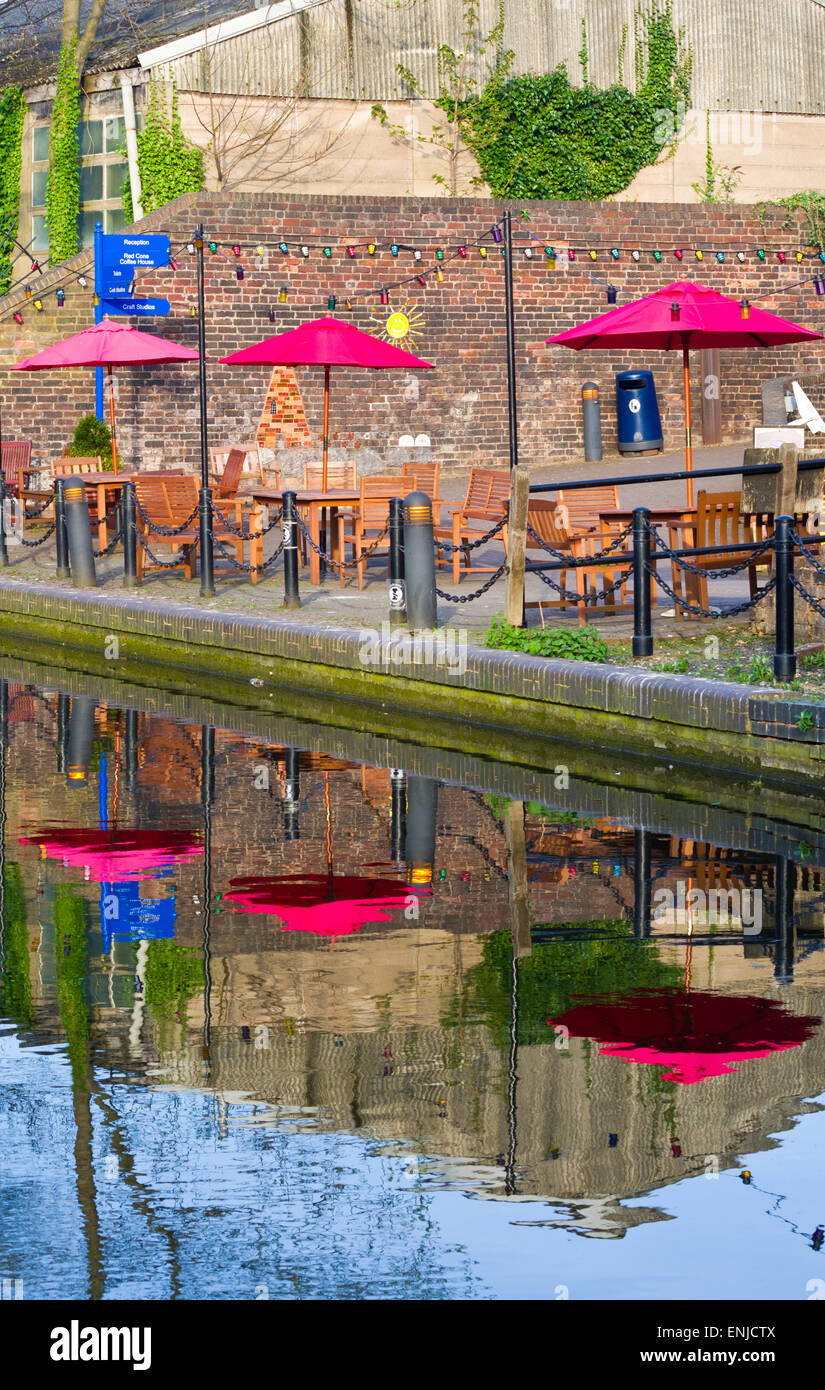 Red ombrelloni e mobili da giardino in legno accanto a Stourbridge Canal, Red House di cono, Wordsley, West Midlands, England, Regno Unito Foto Stock