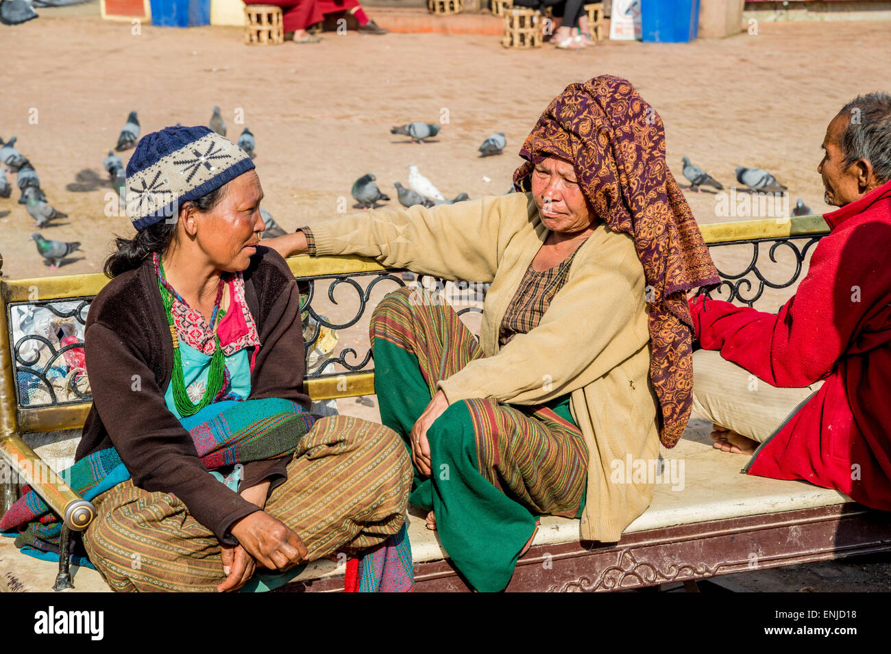 Kathmandu, Nepal - 18 marzo 2015: due donne chiacchierano mentre è seduto sul terreno. Foto Stock