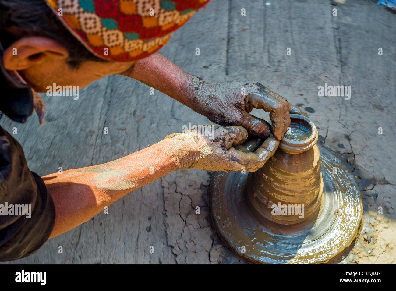Uomo che fa in ceramica a mano in bhaktapur, Nepal Foto Stock