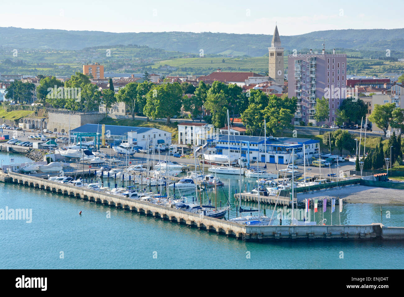 Marina adiacente al porto di Capodistria con la città di Capodistria al di là della Slovenia penisola Istriana Foto Stock