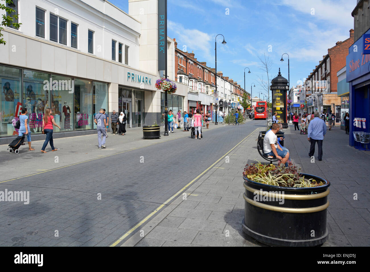 Primark negozio di abbigliamento in East Ham pedonalizzata high street (tranne che per gli autobus) Newham Est Londra Inghilterra REGNO UNITO Foto Stock