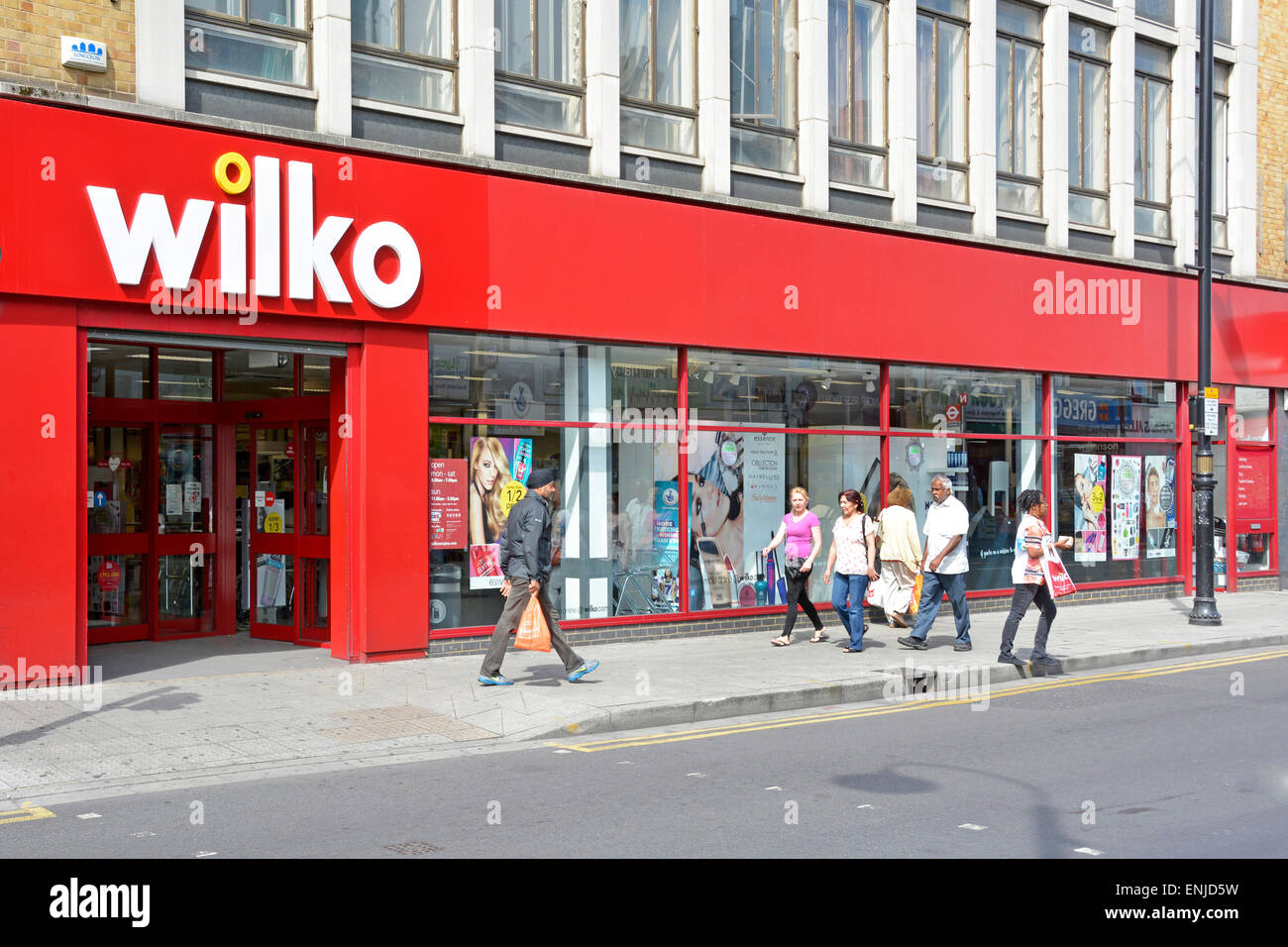 East Ham shopping High Street & Pavement Wilko segno negozio & vetrina anteriore del negozio ri-branded da Wilkinson hardware Stores Newham East London Inghilterra Regno Unito Foto Stock