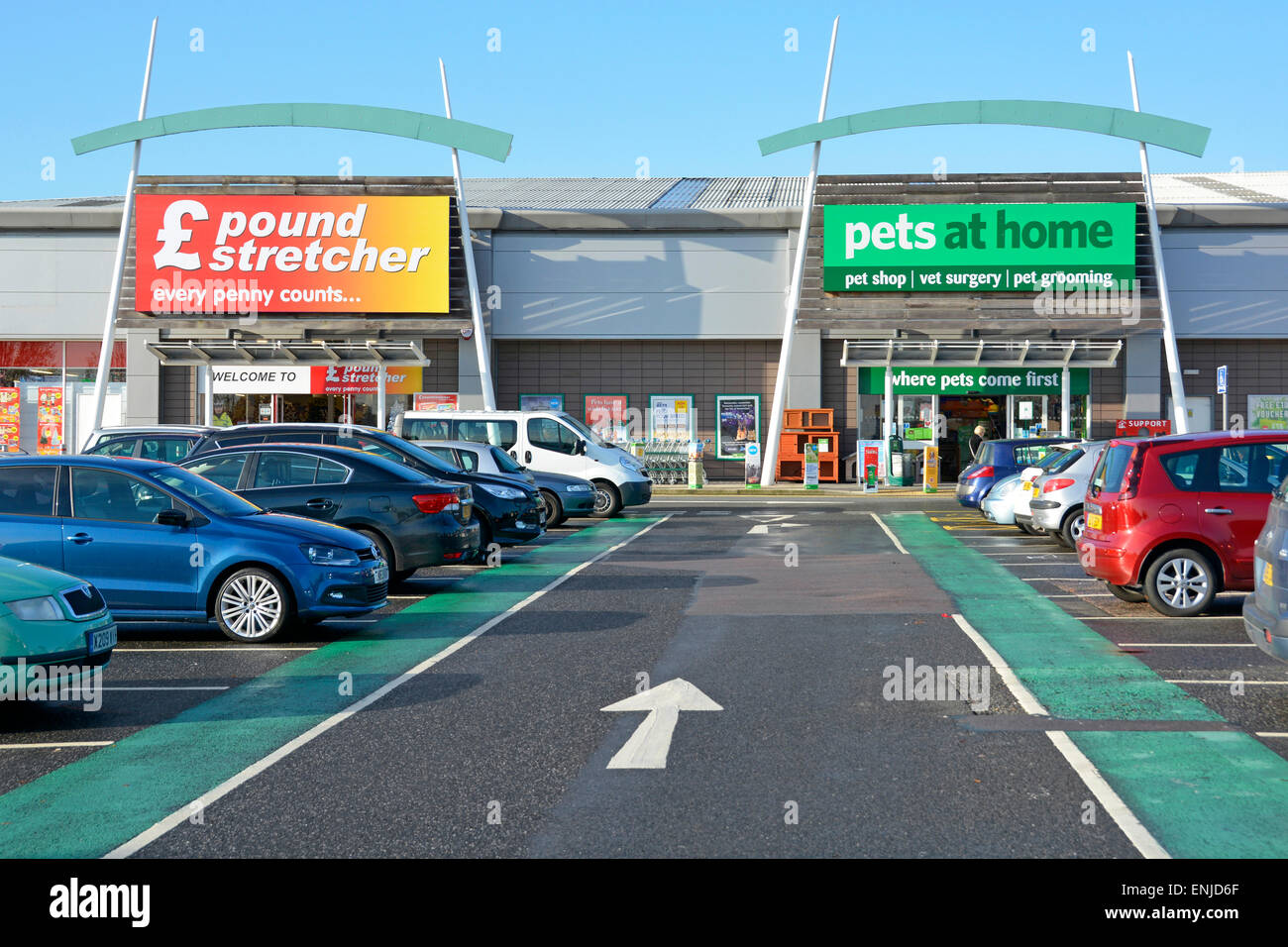 Parte di retail park con parcheggio auto gratuito che mostra Pound barella e animali domestici in casa memorizza Basildon Essex England Regno Unito Foto Stock