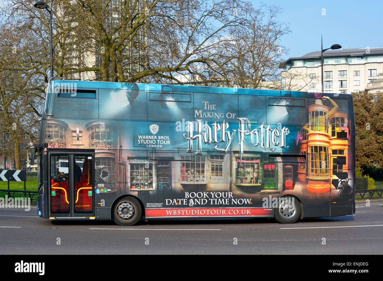 Autobus navetta Golden Tours che corre per gli appassionati della strada passeggeri da Victoria a Warner Bros "Harry Potter Studio Tour" esperienza a Watford Inghilterra Regno Unito Foto Stock