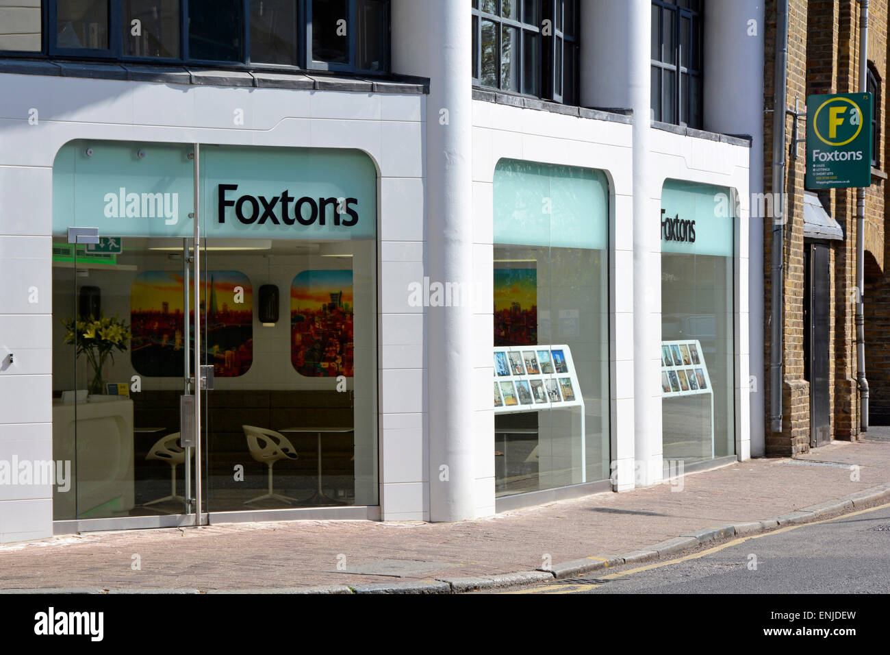 Foxtons agente immobiliare locali di diramazione segni e finestre a Wapping Est Londra Inghilterra REGNO UNITO Foto Stock