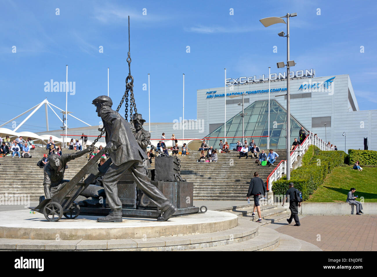 Excel Exhibition Centre nei Docklands di Londra accanto al Royal Victoria Dock, dove si trova la scultura dei portuali intitolata "Landed" di Les Johnson England UK Foto Stock