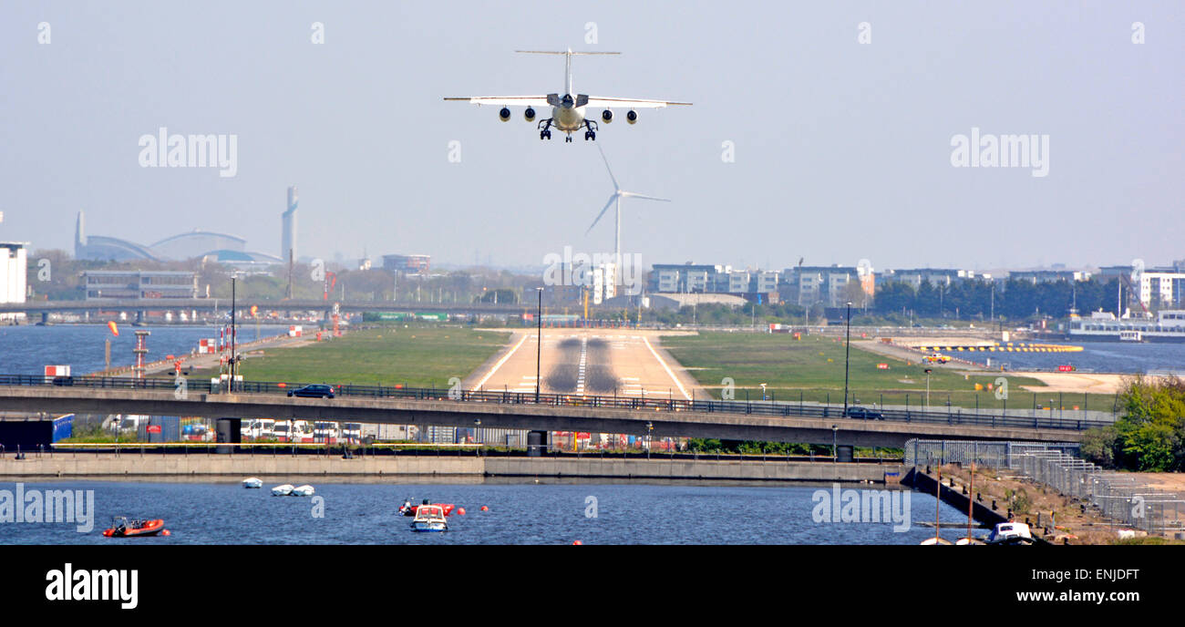 London City Airport quattro propulsori jet passeggeri aerei in avvicinamento pista nel centro della vecchia Londra Docklands acque Newham Regno Unito Inghilterra Foto Stock