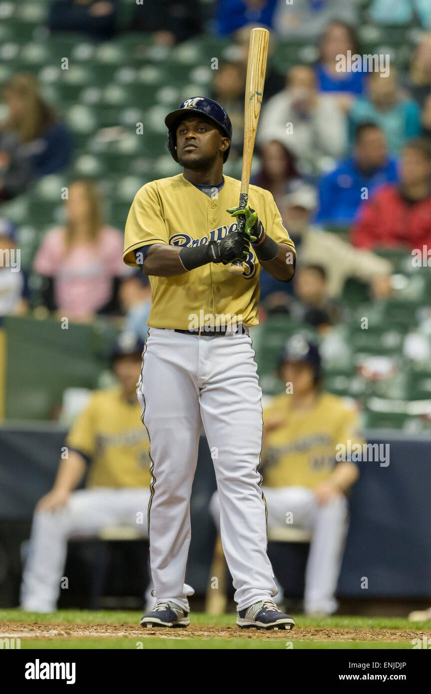 5 maggio 2015: Milwaukee Brewers secondo baseman Elian Herrera #3 fino a bat durante il Major League Baseball gioco tra il Milwaukee Brewers e il Los Angeles Dodgers a Miller Park di Milwaukee, WI. Dodgers Beat The Brewers 7-1. John Fisher/CSM Foto Stock