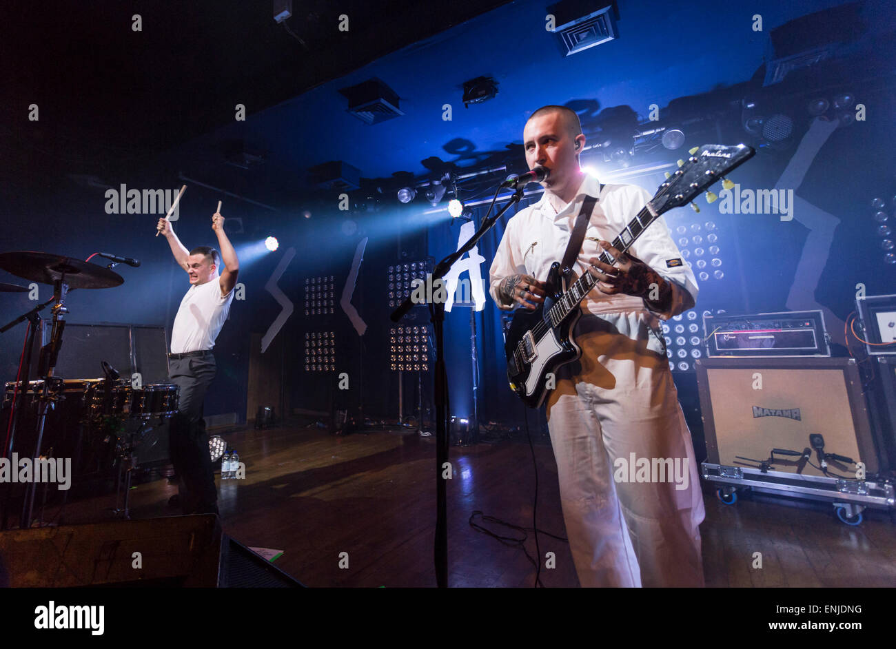 Londra, UK, 6 maggio 2015. Issac Holman & Laurie Vincent di Punk Band, gli schiavi. Scala, London Credit: Robert Stainforth/Alamy Live News Foto Stock