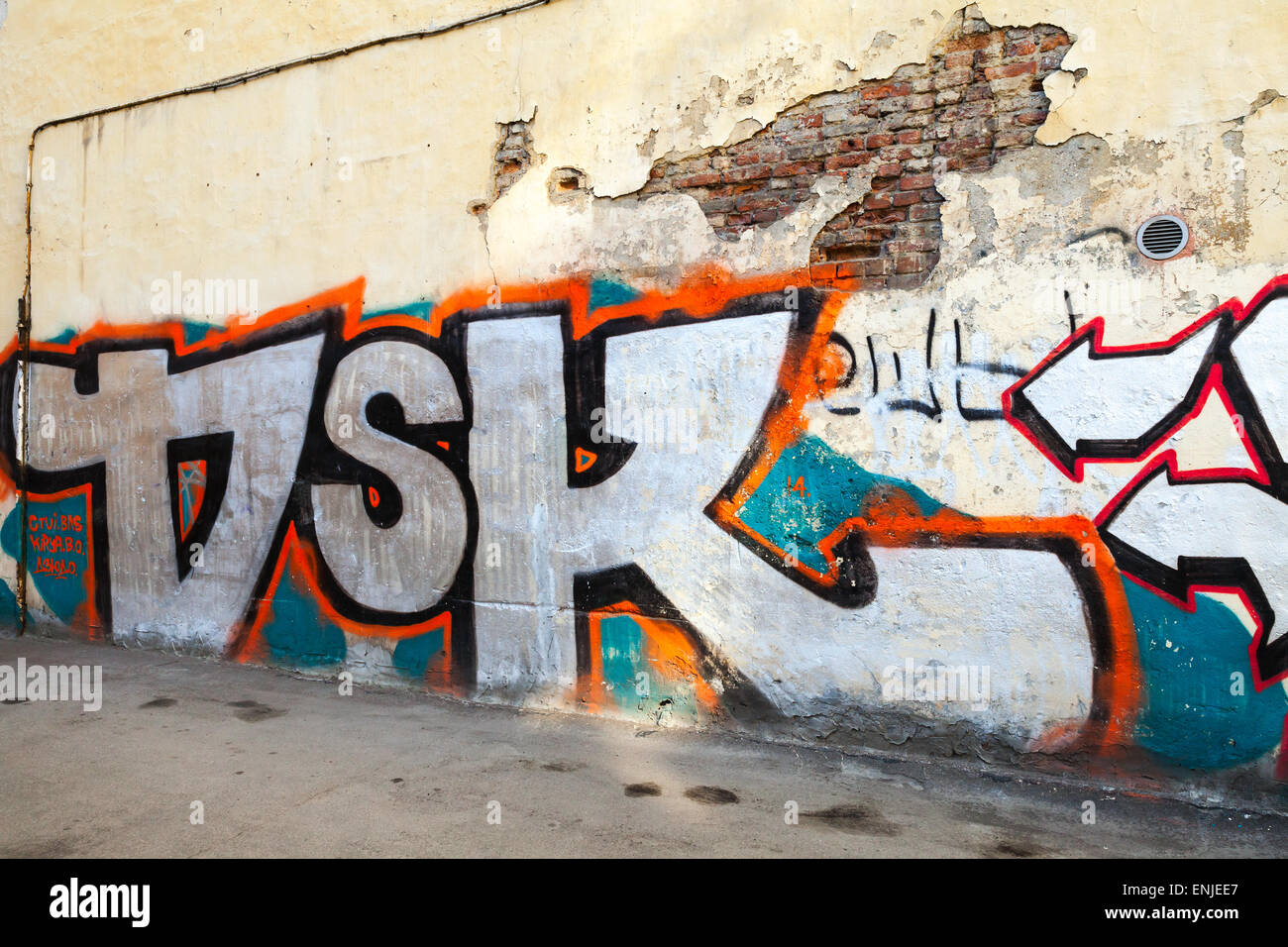 San Pietroburgo, Russia - 6 Maggio 2015: abbandonato urban cortile con colorati graffiti astratta testo sulla vecchia parete danneggiata. Vasi Foto Stock