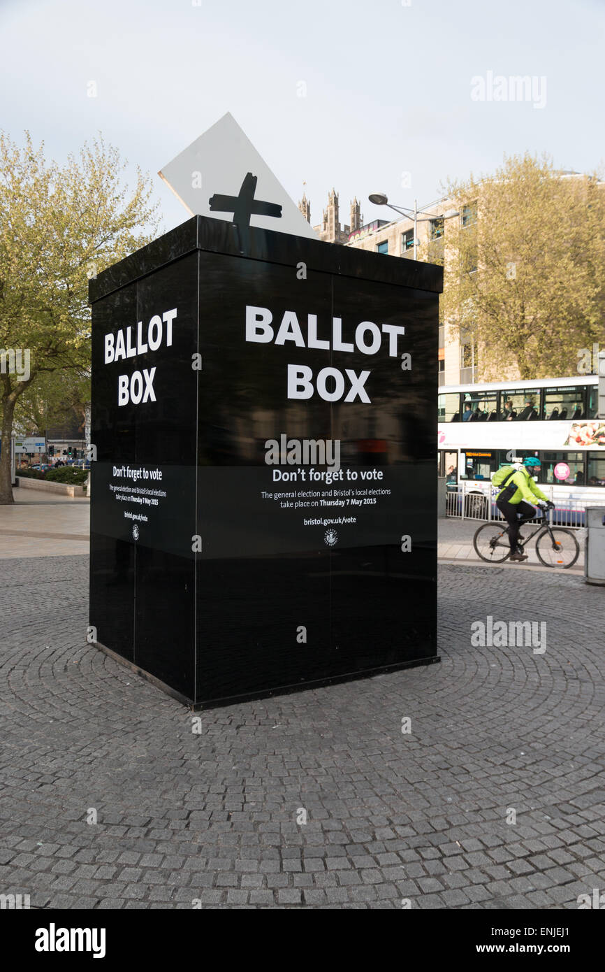 Una grande urna in Bristol, Regno Unito per promuovere il Regno Unito generale e le elezioni locali. Foto Stock