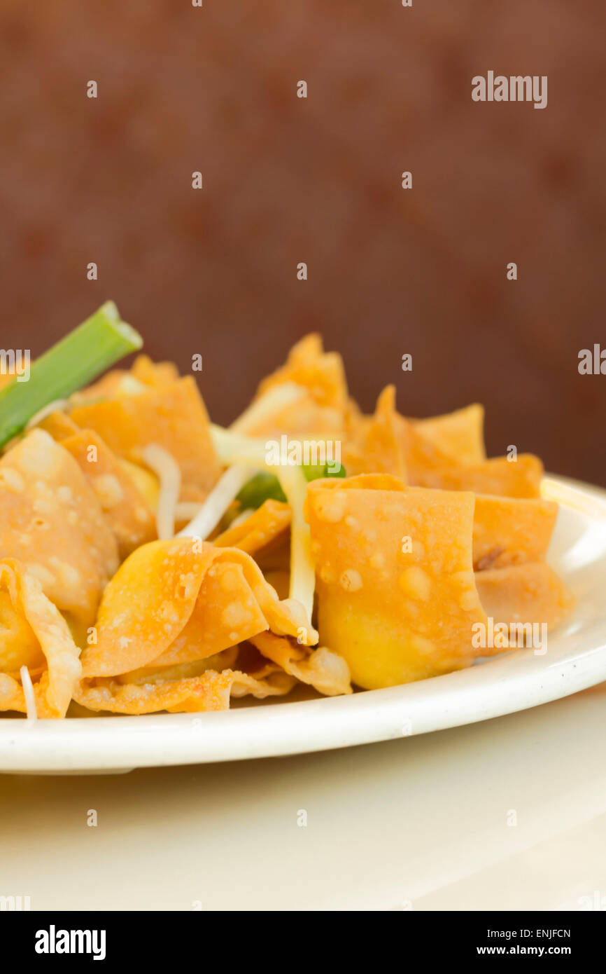 Formaggio cinese i wonton aperitivo al ristorante serviti con cipolla verde e di germogli di soia Foto Stock