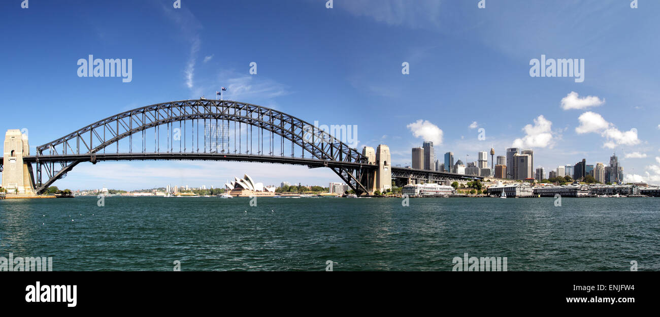Panorama del Ponte del Porto di Sydney e la skyline di Sydney, Australia. Foto Stock