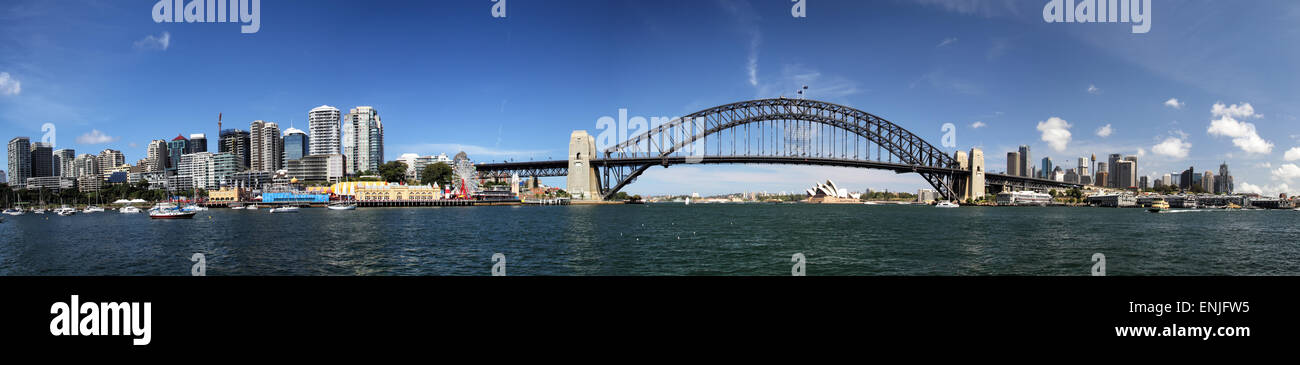 Panorama del Ponte del Porto di Sydney e la skyline di Sydney, Australia. Foto Stock