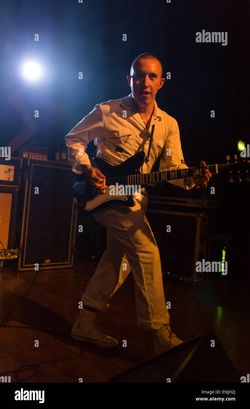 Londra, UK, 6 maggio 2015. Laurie Vincent di Punk Band, gli schiavi. Scala, London Credit: Robert Stainforth/Alamy Live News Foto Stock