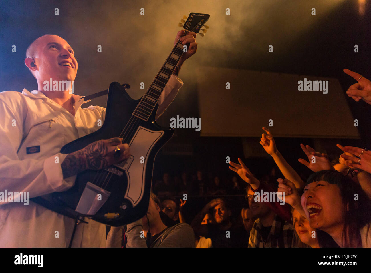 Londra, UK, 6 maggio 2015. Laurie Vincent di Punk Band, gli schiavi. Scala, London Credit: Robert Stainforth/Alamy Live News Foto Stock