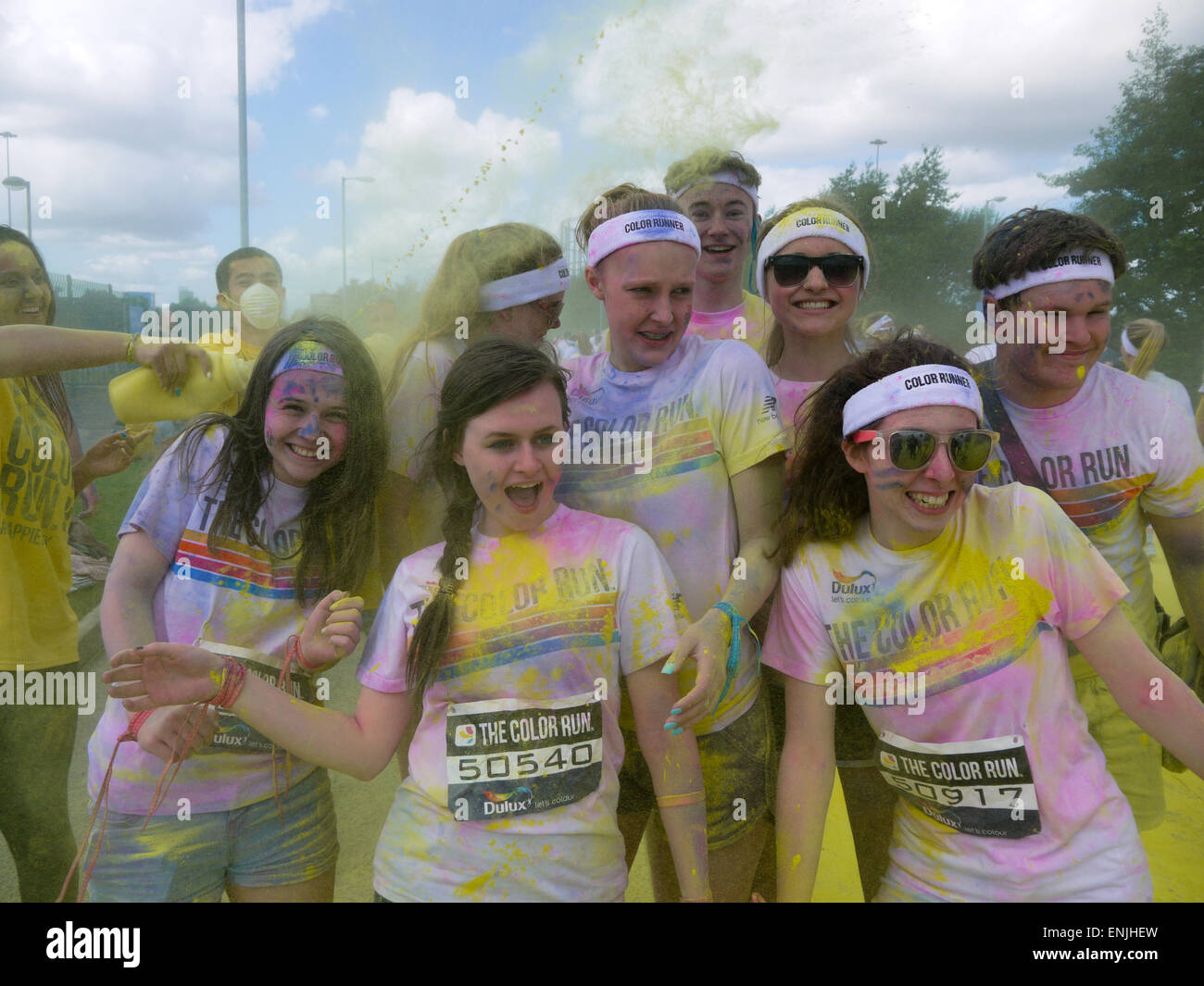 Divertimento corridori che prenderanno parte alla Dulux COLOUR RUN, Manchester REGNO UNITO, nel luglio 2014. Foto Stock