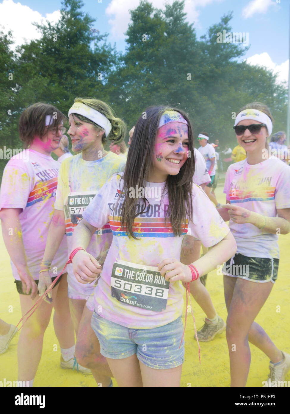 Divertimento corridori che prenderanno parte alla Dulux COLOUR RUN, Manchester REGNO UNITO, nel luglio 2014. Foto Stock