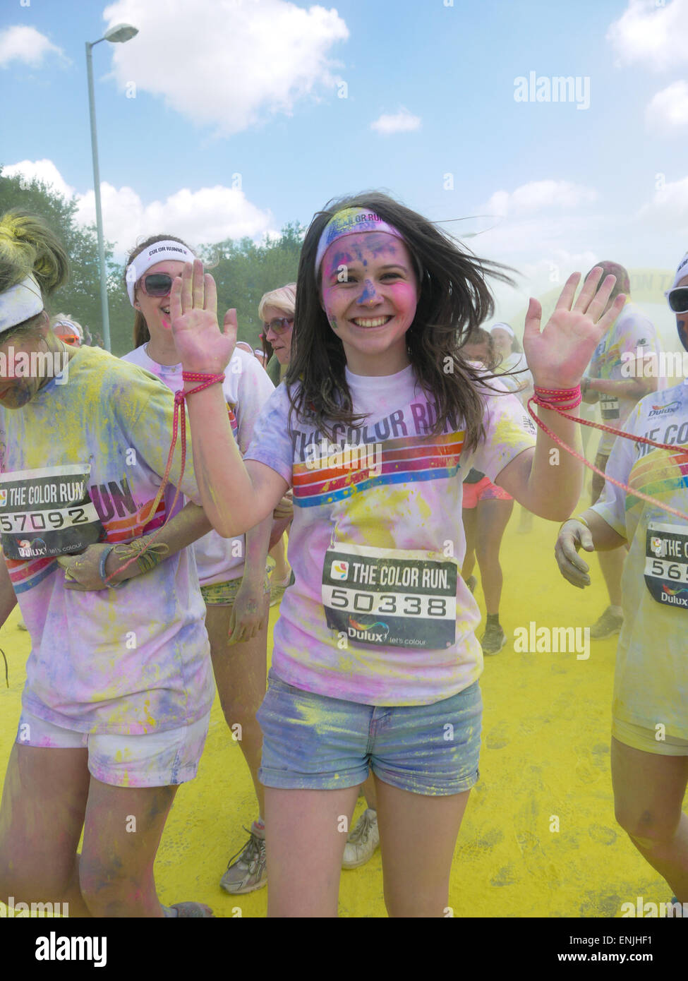 Divertimento corridori che prenderanno parte alla Dulux COLOUR RUN, Manchester REGNO UNITO, nel luglio 2014. Foto Stock