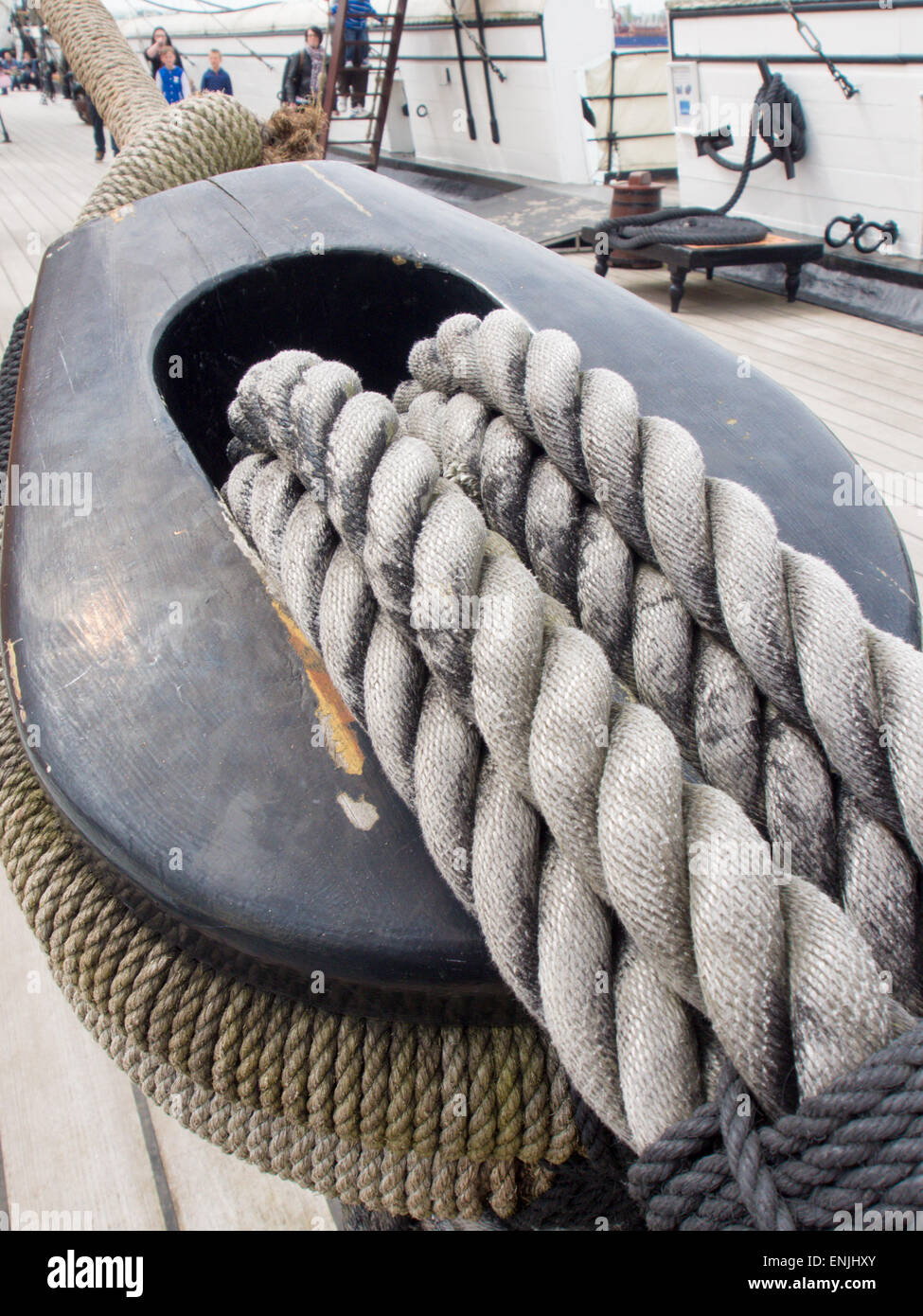 Blocco e affrontare con fibre naturali di corda storica a bordo nave da guerra HMS Warrior, Portsmouth Historic Dockyard, Inghilterra Foto Stock
