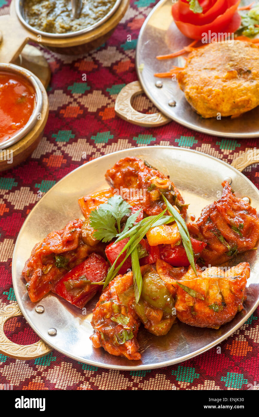 Pan fried MoMo, un tipo di potsticker, rivestito con salsa chili, Himalaya ristorante, cucina del Nepal, in India e in Tibet, Ventura, Foto Stock