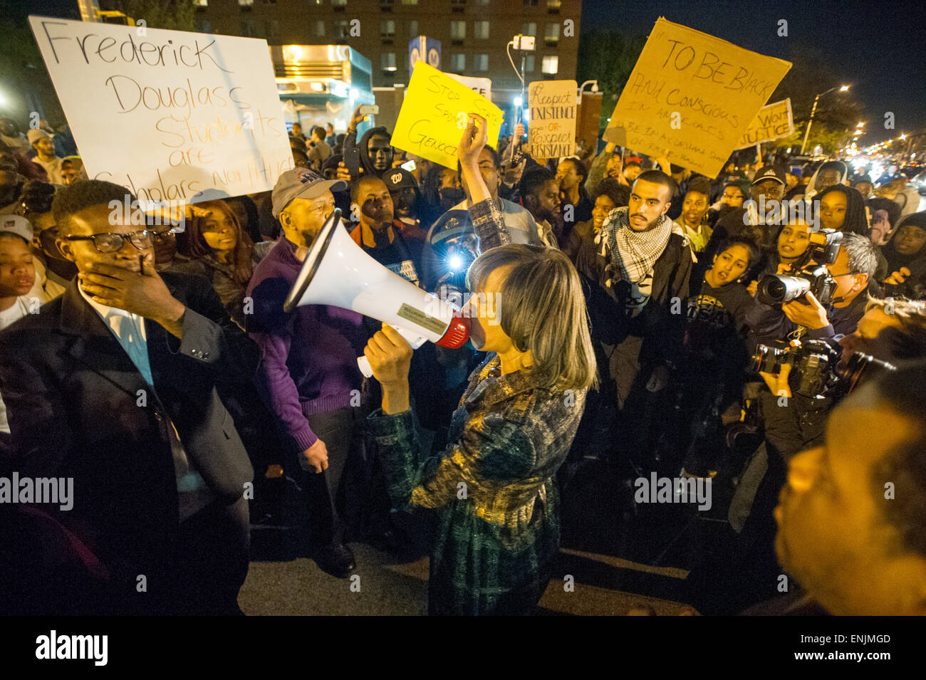 BALTIMORE, MARYLAND - disordini civili come manifestanti si radunano in Pennsylvania e North Ave. per protestare contro la morte di Freddie grigio Foto Stock