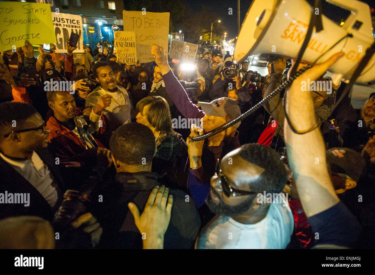 BALTIMORE, MARYLAND - disordini civili come manifestanti si radunano in Pennsylvania e North Ave. per protestare contro la morte di Freddie grigio Foto Stock