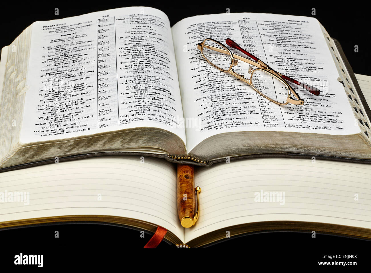 Diario personale studio ufficiale con la Bibbia e la penna di business e gli occhiali da lettura Foto Stock