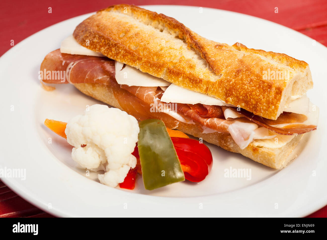 Prosciutto di capra e il formaggio Gouda su una baguette, Bell Street Farm deli di Los Alamos, California Foto Stock