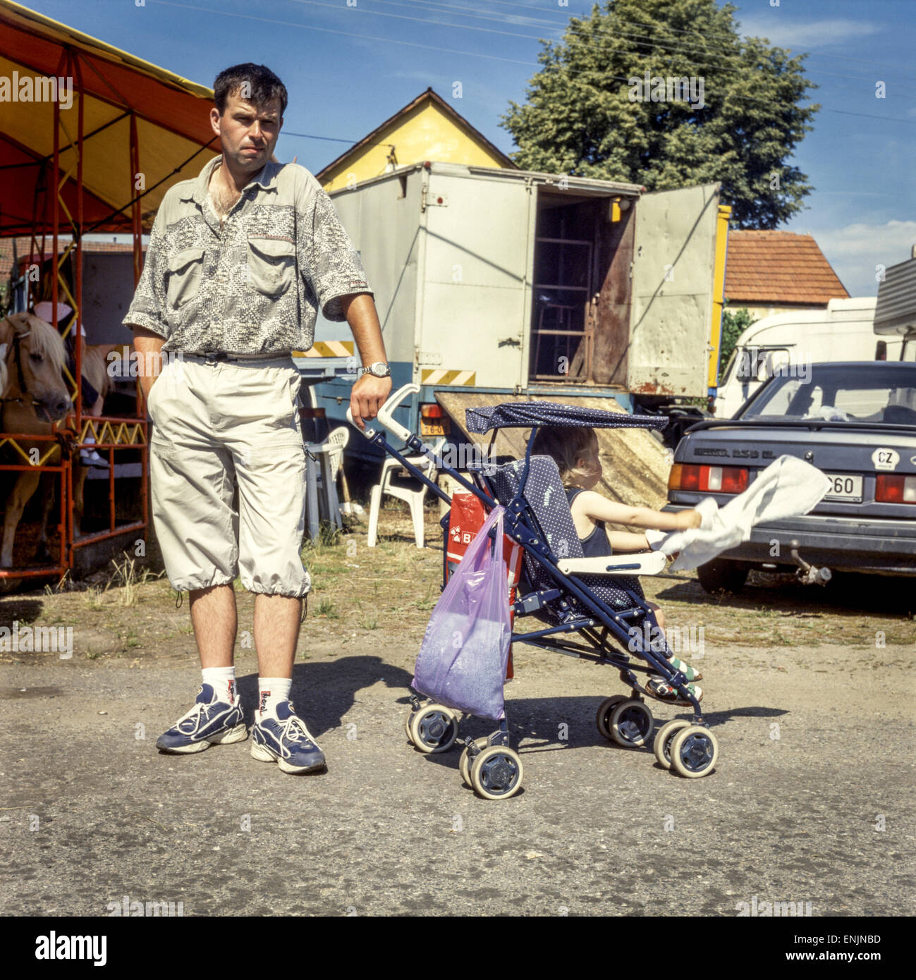 Uomo con una carrozzina presso il village fair, Repubblica Ceca Foto Stock