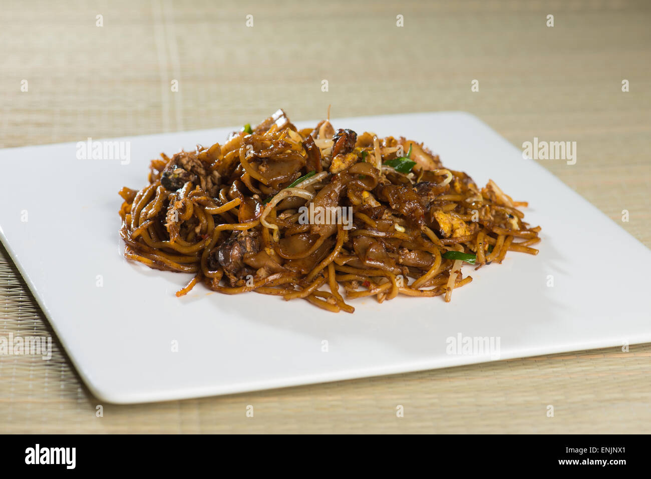 Frittura di Penang Char Kuey Teow che popolare è un piatto a base di noodle in Malesia, Indonesia, nel Brunei e a Singapore Foto Stock