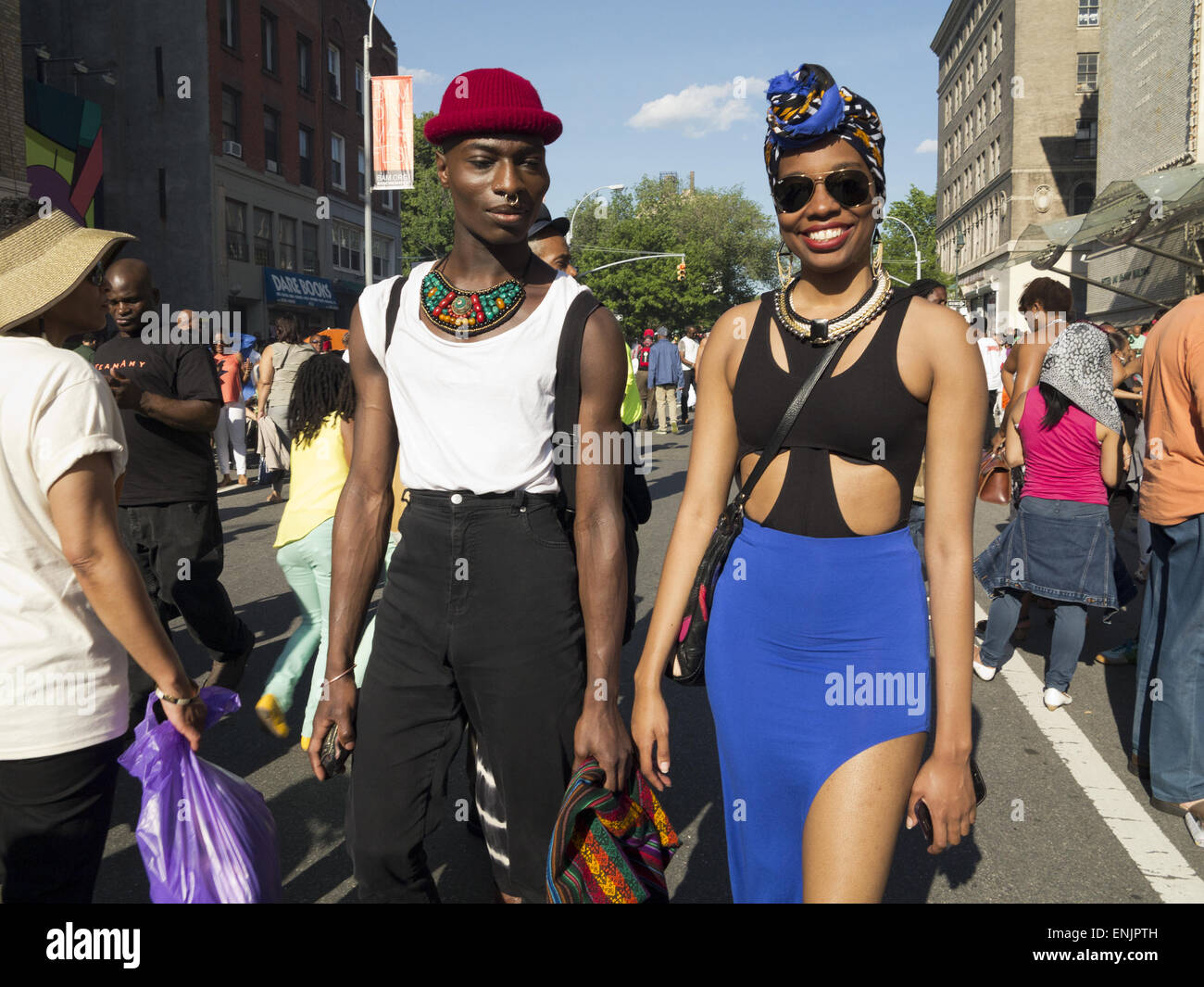 Amici indossando di ispirazione Africana abbigliamento e gioielli alla danza in Africa Festival in Fort Greene Sezione di Brooklyn a New York. Foto Stock