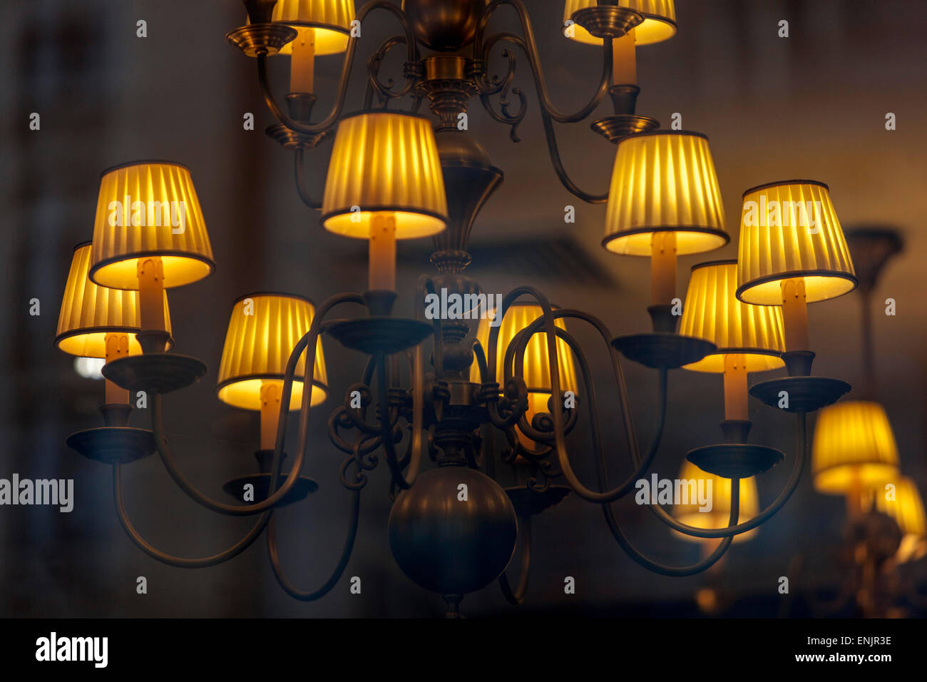 Attrezzatura di illuminazione di Praga con Lampshade, lampadario in un ristorante, Città Vecchia, Praga, Repubblica Ceca Foto Stock