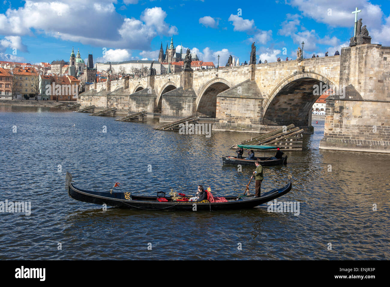 Panorama di Praga con il fiume Moldava, il Ponte Carlo e il Castello di Praga, gondola veneziana, gondoliere, Repubblica Ceca Foto Stock