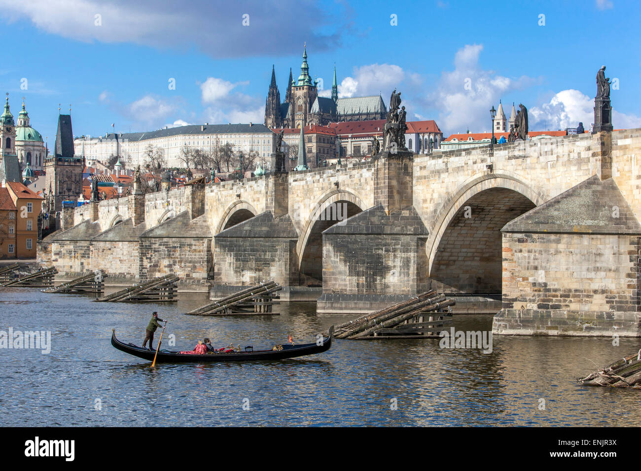 Panorama del Ponte Carlo e del Castello di Praga con vista sul fiume Moldava Gondola veneziana, gondolieri Repubblica Ceca edifici famosi in tutto il mondo Foto Stock