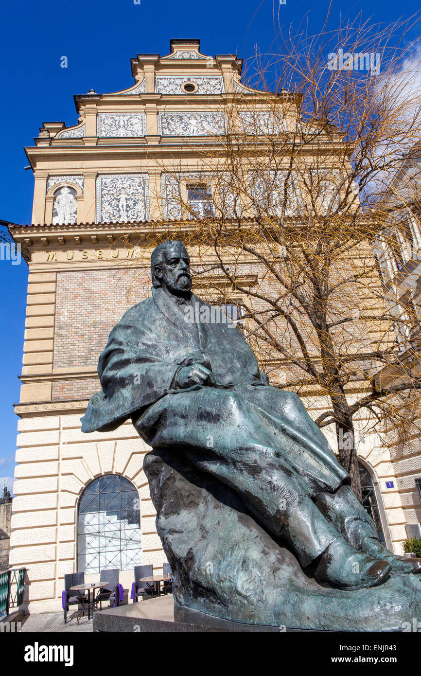 Statua del compositore ceco di fronte al Bedrich Smetana Museum di Praga, compositore della Repubblica Ceca Smetana Foto Stock
