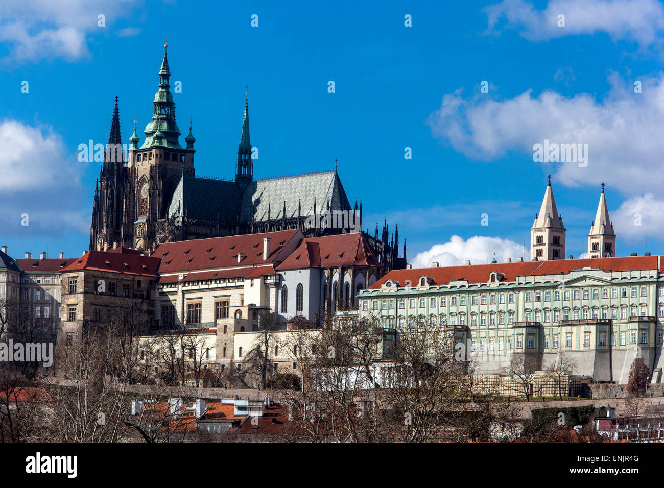 Castello di Praga Hradcany vista a destra Palazzo Rosenberg Istituto di Nobili Ala Theresiana - Ustav slechticen Praga Repubblica Ceca Europa Foto Stock