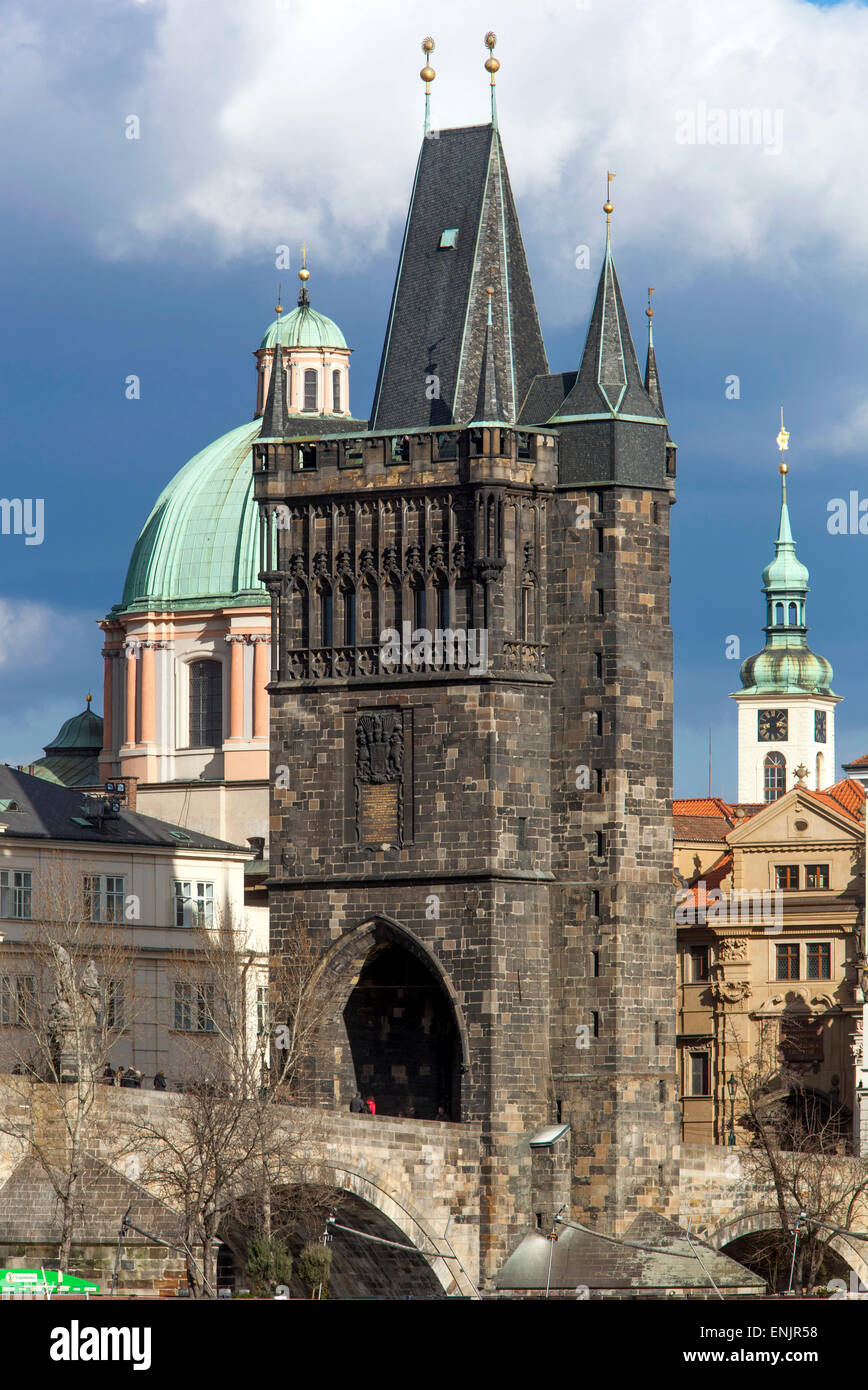 Ponte della Città Vecchia di Praga Torre al Ponte Carlo architettura della Città Vecchia di Praga Foto Stock