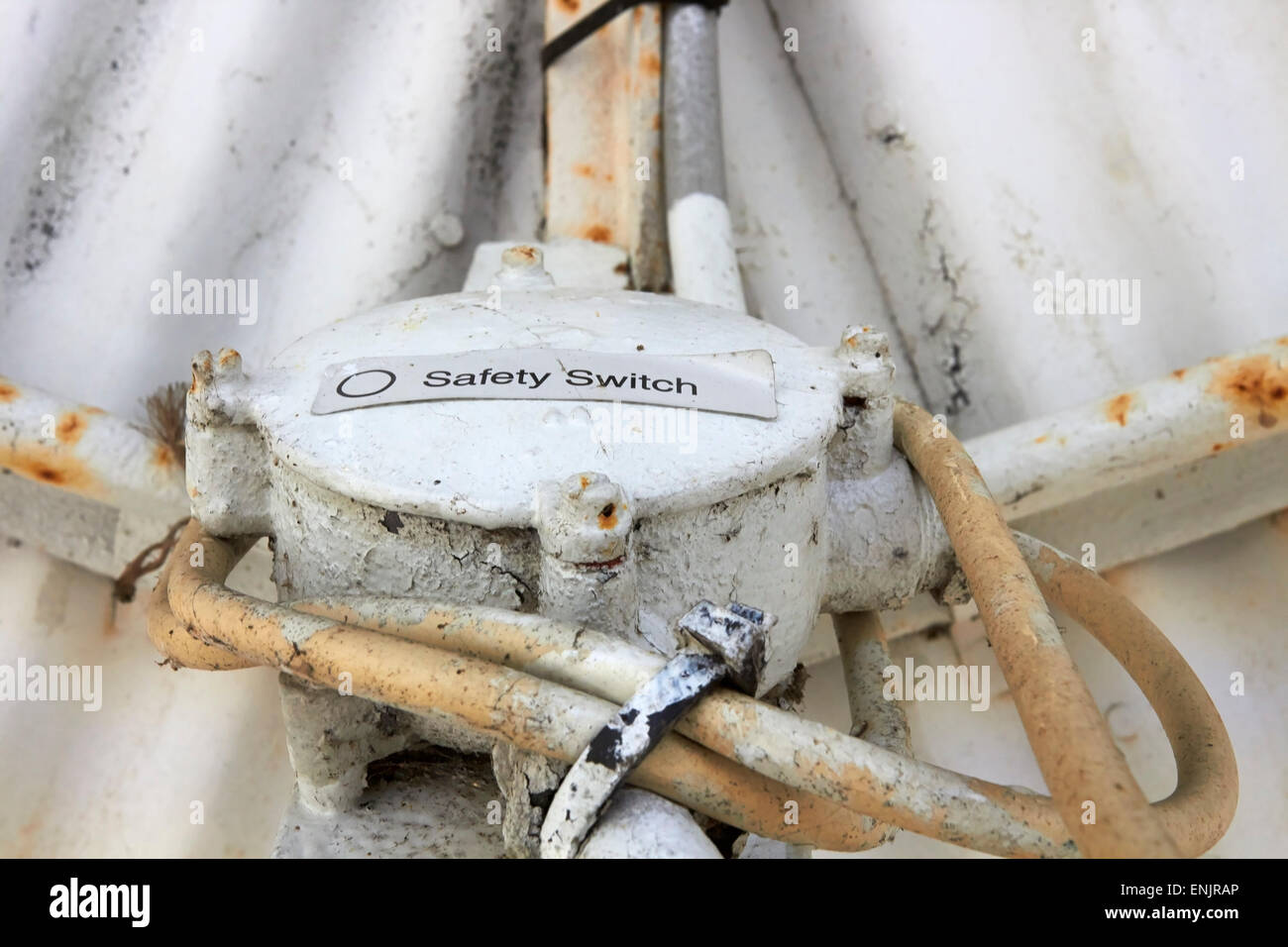 Interruttore di sicurezza adesivo su una vecchia scatola elettrica Foto Stock