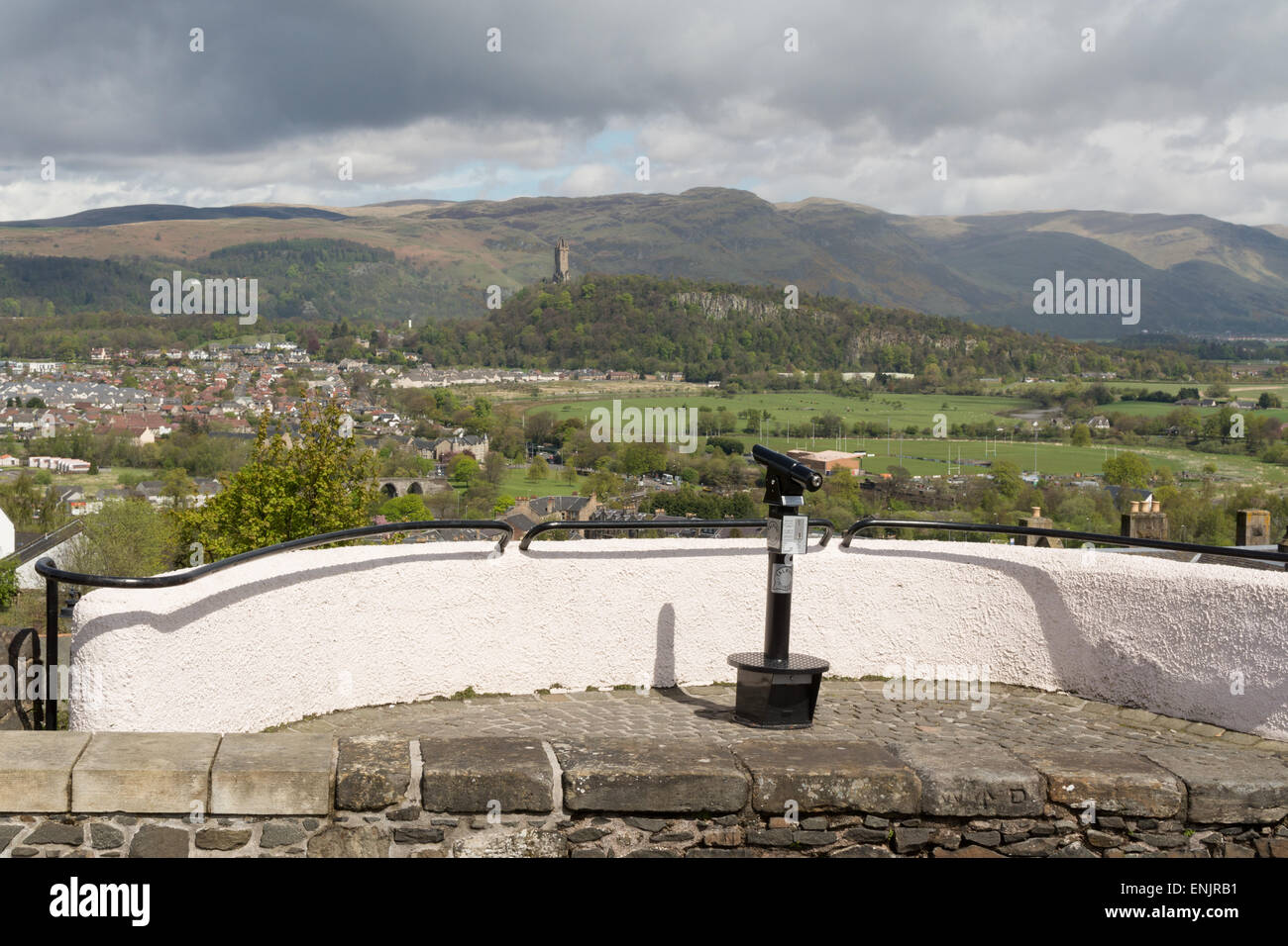 Telescopio parlante al di fuori del Castello di Stirling rivolta verso il National Wallace Monument e le Ochil Hills in primavera Foto Stock